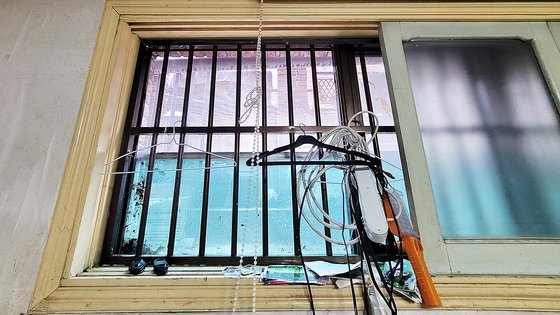 지난 8~9일 폭우로 피해를 입었던 A씨(25·서울 관악구)의 반지하 집 창문에 방범창이 설치돼 있다. 어환희 기자