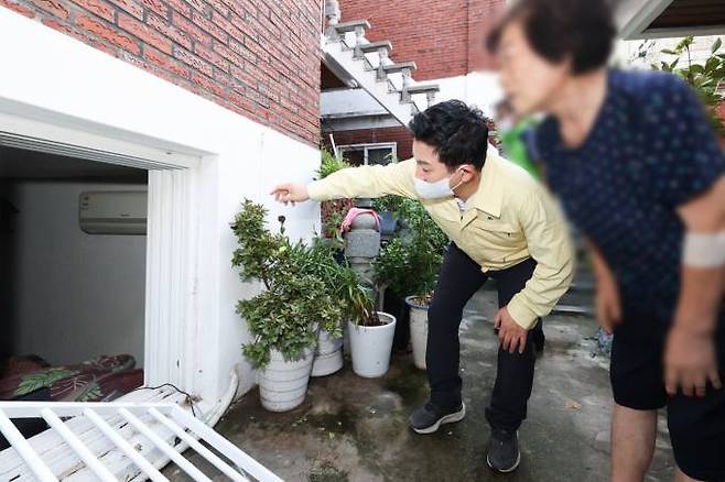 원희룡 국토부장관이 지난 10일 반지하 주택 침수로 사망자 발생한 서울 상도동을 찾았다.   국토부