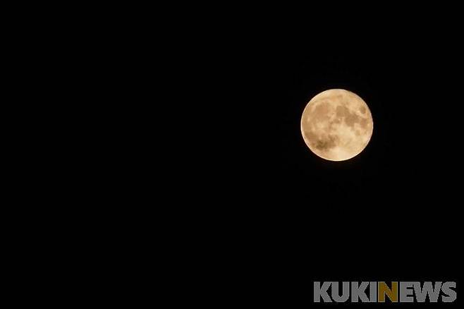 올해 마지막으로 볼 수 있는 슈퍼문 '철갑상어 달'이 12일 오후 경기 고양시 행주산성 역사공원 하늘에 떠있다.