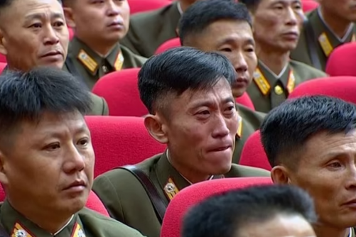 김정은 북한 국무위원장의 '고열' 소식에 눈물을 흘리는 간부들 / 사진 = 로이터