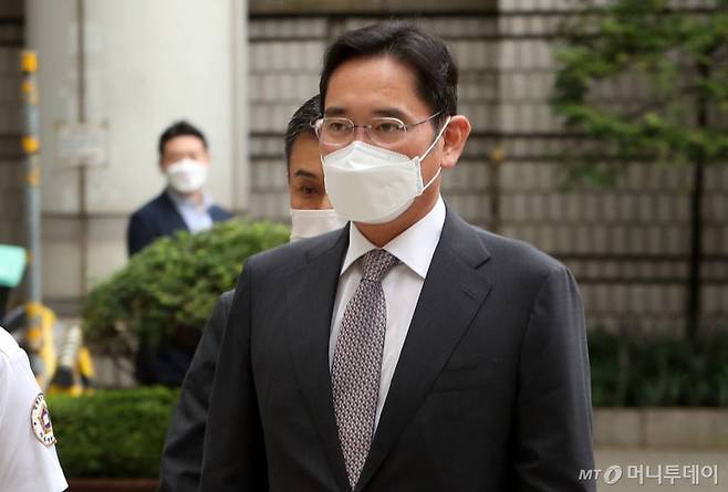 회계부정·부당합병 의혹 관련 재판을 받고 있는 이재용 삼성전자 부회장이 11일 서초구 서울지방법원에서 열린 1심 속행공판에 출석하고 있다. /사진=김휘선 기자 hwijpg@