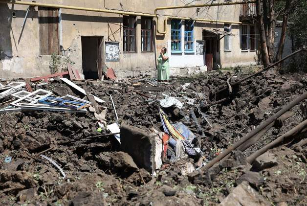(도네츠크 AFP=뉴스1) 우동명 기자 = 17일(현지시간) 우크라이나 도네츠크에서 러시아 군의 공습을 받아 아수라장 된 주택의 모습이 보인다.  (C) AFP=뉴스1