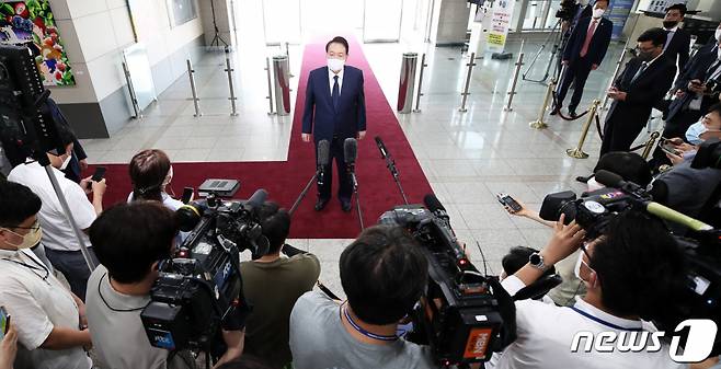 윤석열 대통령이 12일 오전 용산 대통령실 청사에서 열린 출근길 문답(도어스테핑)에서 취재진의 질문에 답하고 있다. /사진=뉴스1