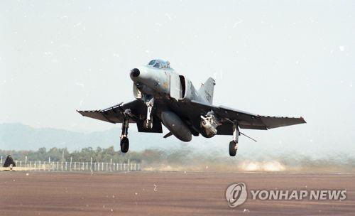 F4 팬텀 전투기 : 노후기종인 F-4 팬텀 전투기. 이미 퇴역해야 할 노후 전투기를 무리하게 유지하는 바람에 추락이 계속되고 있다. 연합뉴스