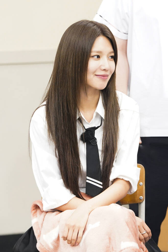 Girls Generation Sooyoung Dismisses Taeyeon, Sunny?JTBC Knowing Bros, which will be broadcast on August 13, will feature Girls Generation complete as a transfer student.After five years of fullness to mark the 15th anniversary of debut, Girls Generation showed off its still fun sense and chemistry.Sooyoung, who had been talking about the disclosure of the members at the time of his last appearance, continued to play a hot Disclosure game by telling him that he did not want to see the upgrade of the 2022 version.Sooyoung said, Taeyeon is small and sometimes pissed off. Even if you think that he has fallen a lot in the movement of going down next to Taeyeon or Sunny when practicing choreography, he seems to be standing on the monitor.In addition, Sooyoung laughed at the points of other members with a cool gesture.