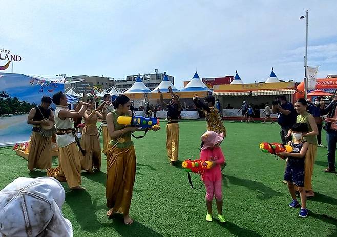 12일 보령머드축제 태국부스. 송크란 전통무용수들과 관람객들이 즐거운 시간을 보내고 있다. 2022.08.12. 박주연 기자 photo@newsis.com *재판매 및 DB 금지