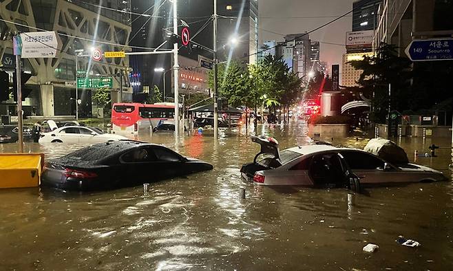 지난 8일 서울 서초구 진흥아파트 인근 도로가 침수돼 차량이 물에 잠겨 있다. 뉴스1