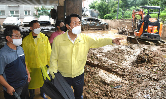 오세훈 서울시장이 지난 9일 서울 구로구에서 전날 내린 폭우로 산사태가 발생한 현장을 점검하고 있다. 서울시 제공