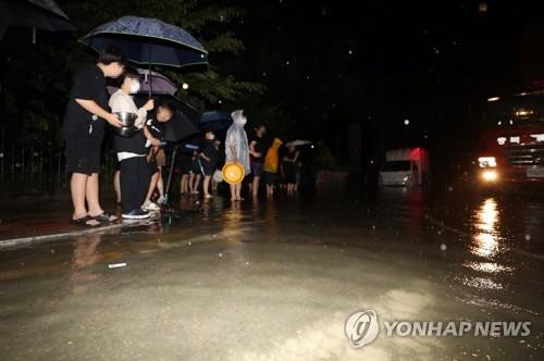 집중호우에 물에 잠긴 청주 한 아파트 인근 도로 [연합뉴스 자료사진]