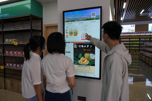 징시 국경 간 전자상거래 체험센터에서 '온라인 구매'를 체험 중인 고객들