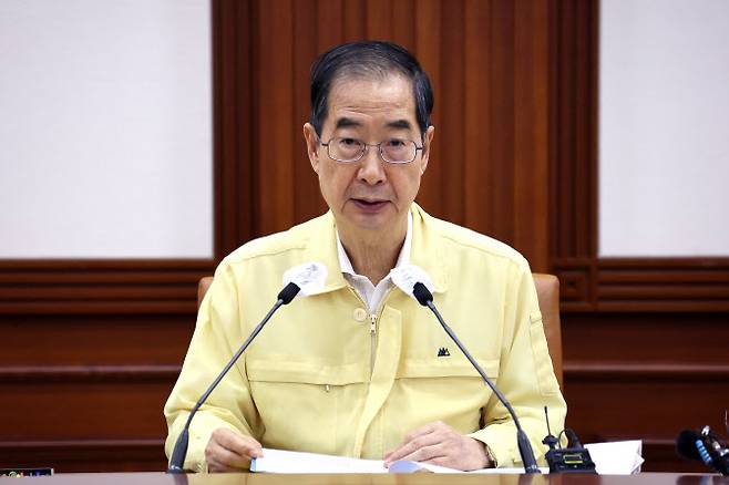 한덕수 국무총리가 12일 정부서울청사에서 집중호우 대처상황 점검회의 및 코로나19 중대본회의를 주재하고 있다.(사진=연합뉴스)