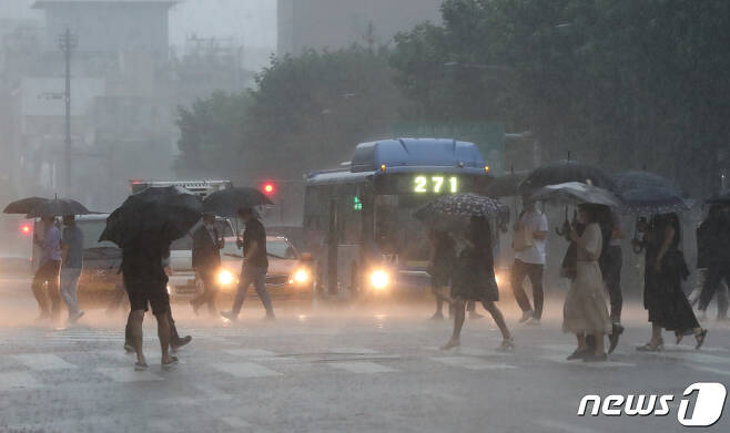 시민들이 폭우를 피해 발걸음을 재촉하고 있다. /뉴스1 ⓒ News1 DB