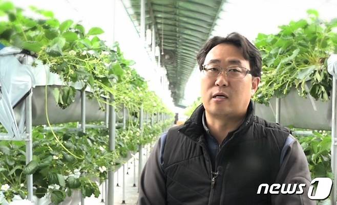 클라우드베리㈜ 박정욱 대표가 자신이 운영하는 농장에서 농업경영에 대해 이야기하고 있다. (클라우드베리 제공) ⓒ 뉴스1