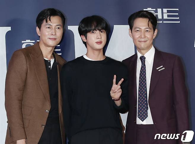 방탄소년단(BTS) 진(가운데)이 2일 오후 서울 강남구 메가박스 코엑스점에서 열린 영화 '헌트(HUNT)' VIP 시사회에서 배우 정우성과 이정재 감독(오른쪽)과 포즈를 취하고 있다. 2022.8.2/뉴스1 ⓒ News1 권현진 기자
