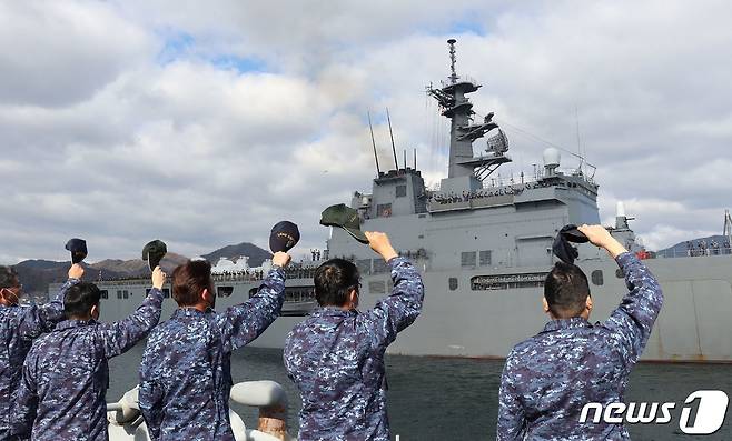 일본 해상자위대 대원들이 1월24일 통가로 떠나는 수송선 '오스미'호를 배웅하고 있다. ⓒ AFP=뉴스1 ⓒ News1 강민경 기자