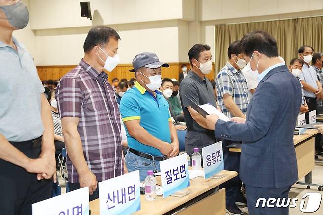 전북 정읍시가 농지 부동산 투기 방지를 위해 농지위원회를 설치하고 운영한다. 이학수 시장이 위원들에게 위촉장을 전하고 있다.(정읍시 제공)