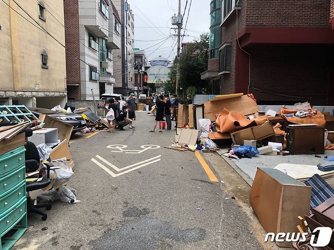 13일 오전 침수 피해가 컸던 서울 관악구 신사동 일대에 쓰레기 더미가 쌓여있다.
