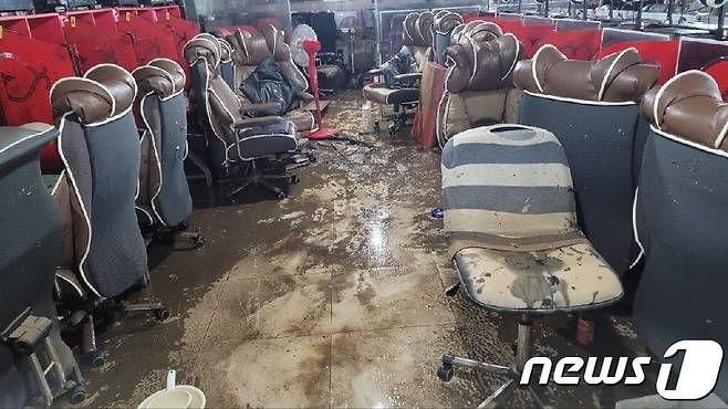 13일 오전 침수 피해가 컸던 서울 관악구 신림동 한 PC방이 초토화된 모습.