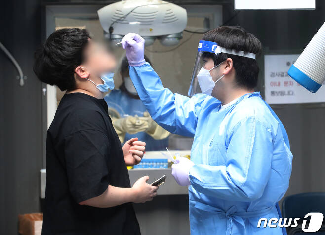 서울 용산구보건소 신종 코로나바이러스 감염증(코로나19) 선별진료소에서 의료진이 검체 검진을 하고 있다. /뉴스1