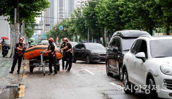 서울을 비롯한 중부지역에 기록적인 폭우가 내린 9일 서울 서초구 강남역 일대에서 소방대원들이 침수된 건물지하에 진입하기 위해 이동하고 있다./강진형 기자aymsdream@