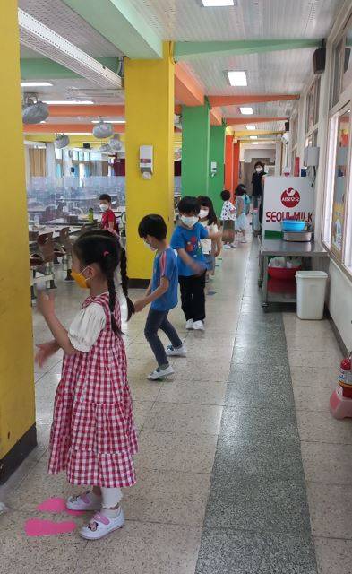 학교 내에서 마스크 착용 여부, 방역물품 확보, 방역인력 관리 사항을 점검하는 모습.