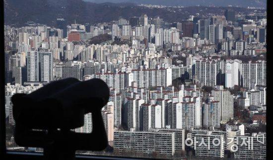 서울에서 3.3㎡당 아파트 평균매매가격이 5000만원을 넘는 자치구가 1년 사이 2배 이상 늘어난 것으로 나타났다. 지난해 11월 기준 서울 25개 자치구 가운데 3.3㎡당 아파트 평균매매가격이 5000만원을 넘는 곳은 강남구, 서초구, 송파구에 불과했지만, 지난달에 용산구, 성동구, 마포구, 광진구가 추가돼 7곳이 됐다. 사진은 63스퀘어에서 바라본 서울 아파트 모습./김현민 기자 kimhyun81@