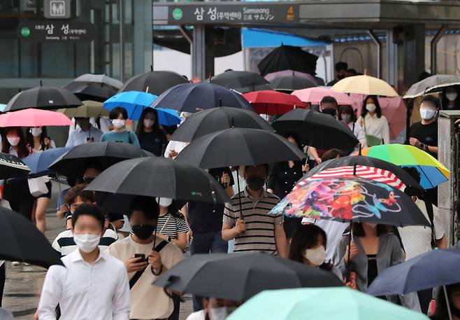 11일 오전 서울 강남구 삼성역 일대에서 시민들이 우산을 쓰고 출근길 발걸음을 옮기고 있다. /뉴스1
