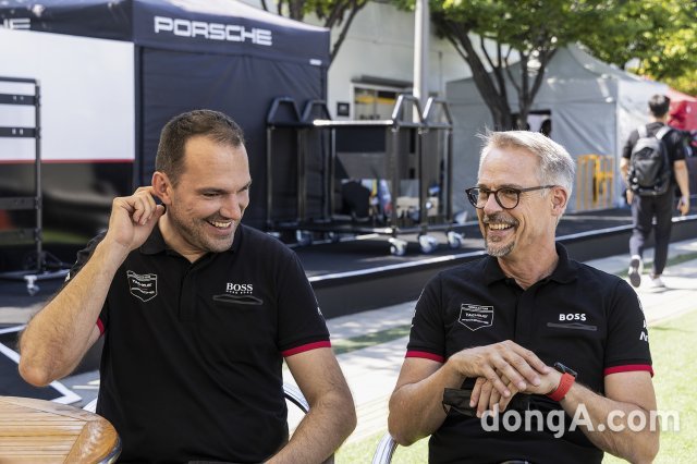 토마스 로덴바흐(Thomas Laudenbach) 포르쉐 모터스포츠 회장(오른쪽)과 플로리안 모들링거(Florian Modlinger) 포르쉐 포뮬러E 디렉터