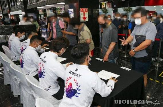 경정선수 11일 미사리경정장 관람동에서 팬 사인회 진행. 사진제공=국민체육진흥공단