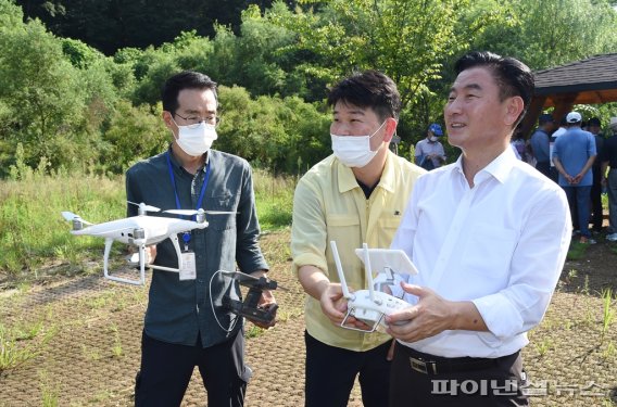 김동근 의정부시장(오른쪽) 드론 시범비행 진행. 사진제공=의정부시