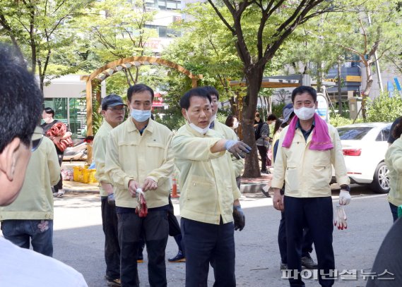광명시의회 12일 의회사무국 직원과 함께 수해 복구활동에 구슬땀을 흘리고 있다. 사진제공=광명시의회