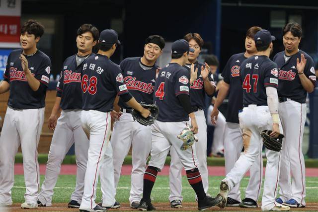 롯데 선수들이 12일 고척스카이돔에서 열린 키움과의 원정 경기에서 3연전을 싹쓸이한 뒤 하이파이브를 하고 있다. 연합뉴스