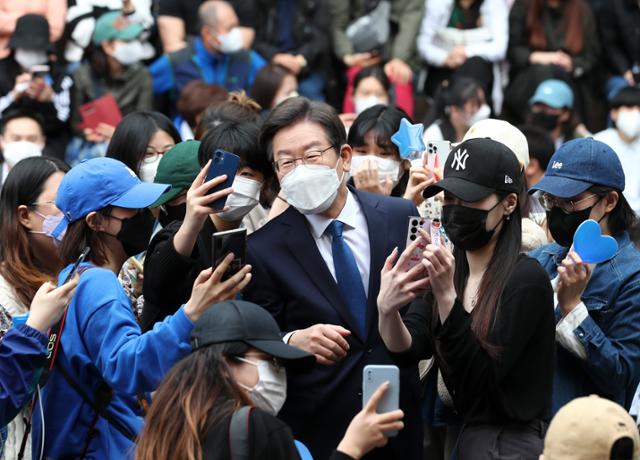 이재명 전 경기지사가 5월 8일 인천시 계양산 야외공연장에서 열린 6·1 보궐선거 계양을 지역구 출마 선언 기자회견에서 지지자들에게 인사를 하고 있다.
