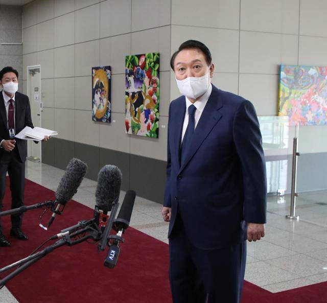윤석열 대통령이 12일 용산 대통령실 청사로 들어서며 취재진의 질문에 답하고 있다. 서재훈 기자