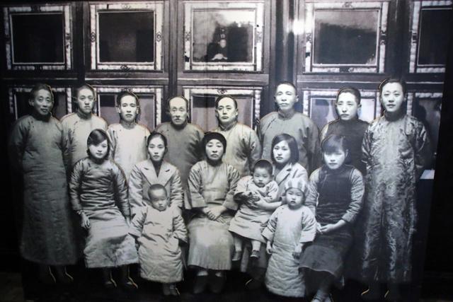 자싱 김구피난처의 추푸청 가족과 함께 찍은 사진이 전시돼 있다. 뒷줄 왼쪽이 집주인인 천퉁셩, 앞줄 오른쪽이 그의 며느리인 주자루이다. ⓒ최종명