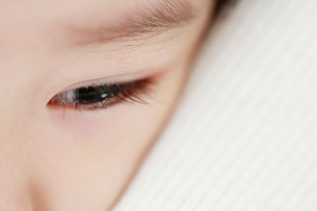 속눈썹이 눈을 찌를 땐 속눈썹을 뽑기만 하지 말고, 정확한 원인을 찾아 치료해야 한다./사진=클립아트코리아