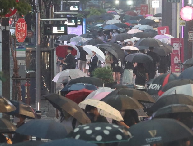 폭우가 계속된 9일 서울 신논현역 일대가 퇴근 버스를 타려는 시민들로 북적이고 있는 모습. 사진=뉴스1