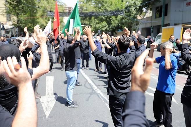 지난 8일(현지시간) 이란 테헤란 샤리아티 거리에서 시민들이 ‘아슈라’ 기념행사에 참석해  이맘 후세인의 죽음을 추모하고 있다. 연합뉴스 제공