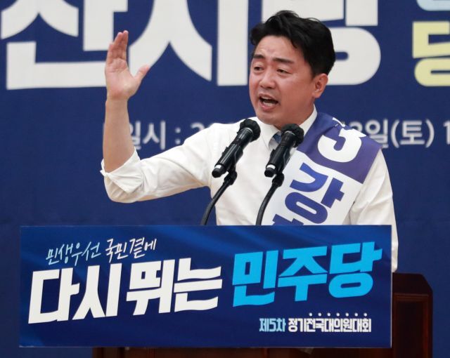 강훈식 더불어민주당 당대표 후보가 13일 부산항 국제컨벤션센터에서 연설하고 있다. 연합뉴스