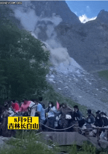 지난 9일 오후 4시 50분쯤 지린성 백두산 북쪽 코스 용문봉 근처에서 갑작스러운 산사태가 발생해 관광객들이 대피하고 있다. /사진=웨이보