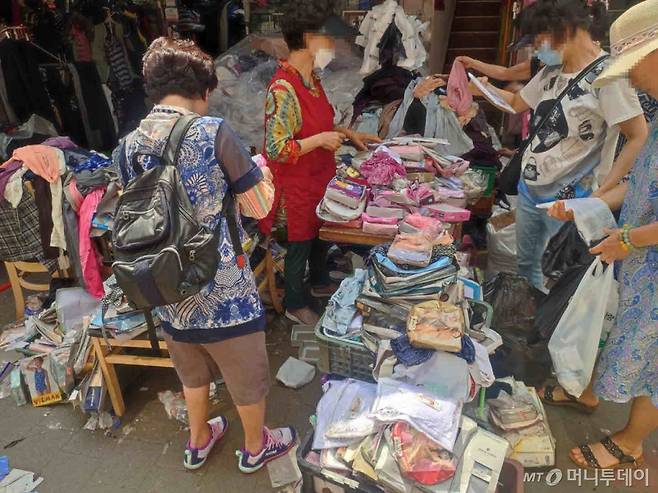 12일 오전 서울 동작구 남성사계시장에서 한 상인이 침수된 속옷을 말려 팔고 있다. /사진=정세진 기자