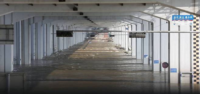 집중호우로 수위가 높아진 서울 잠수교가 이달 12일 오전 통제되고 있다. / 사진제공=뉴시스