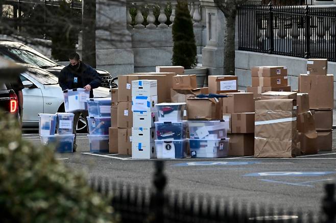 지난 2021년 1월 도널드 트럼프 전 미국 대통령 퇴임 당시 백악관 오피스동에서 챙겨 나온 상자들. ⓒ로이터=뉴스1