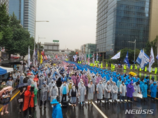 민주노총은 13일 오후 2시 서울 중구 숭례문 앞에서 제77주년 광복절 맞이 8·15 전국노동자대회를 개최했다. 뉴시스