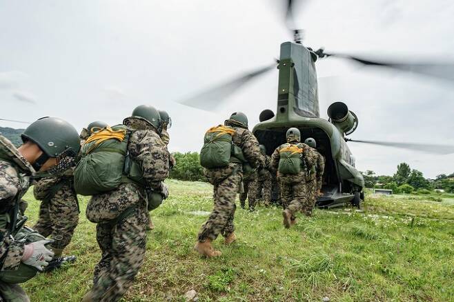 육군사관학교 생도들이 공수기본 강하 훈련을 하기 위해 CH-47 기동헬기에 탑승하고 있다. 세계일보 자료사진