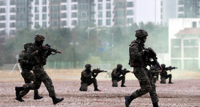 육군 장병들이 워리어플랫폼을 착용한 채 전투시범을 보이고 있다. 세계일보 자료사진