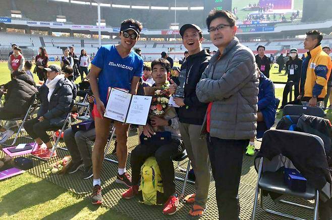 2018년 JTBC마라톤에 참가한 글쓴이(왼쪽)와 달리기 모임 멤버들. ⓒ이범준 제공