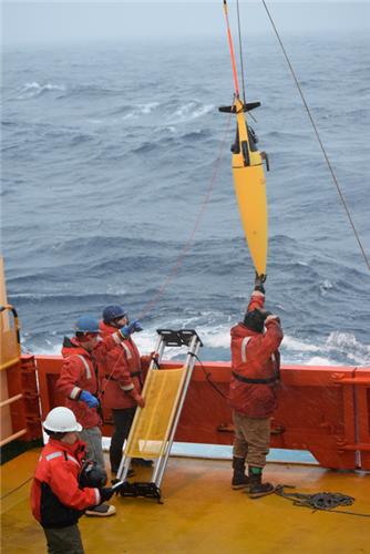 연구진이 해수면과 염도를 측정하는 모습 [앤드류 톰슨(Andrew F. Thompson) 교수 연구팀 촬영. 재판매 및 DB 금지]