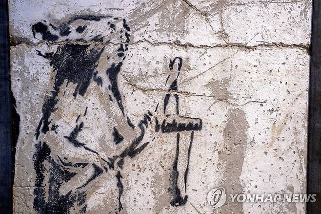 팔레스타인 거리에서 사라졌다가 이스라엘 갤러리에 등장한 뱅크시의 작품 '새총 쥐' [AP 연합뉴스 자료사진. 재배포 및 DB 금지]