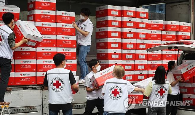 이재민을 위한 긴급구호세트 (수원=연합뉴스) 홍기원 기자 = 11일 오전 경기도 수원시 권선구 대한적십자사 경기도지사에서 직원들이 집중호우 피해 이재민들에게 전달할 긴급구호세트를 옮기고 있다. 2022.8.11 xanadu@yna.co.kr